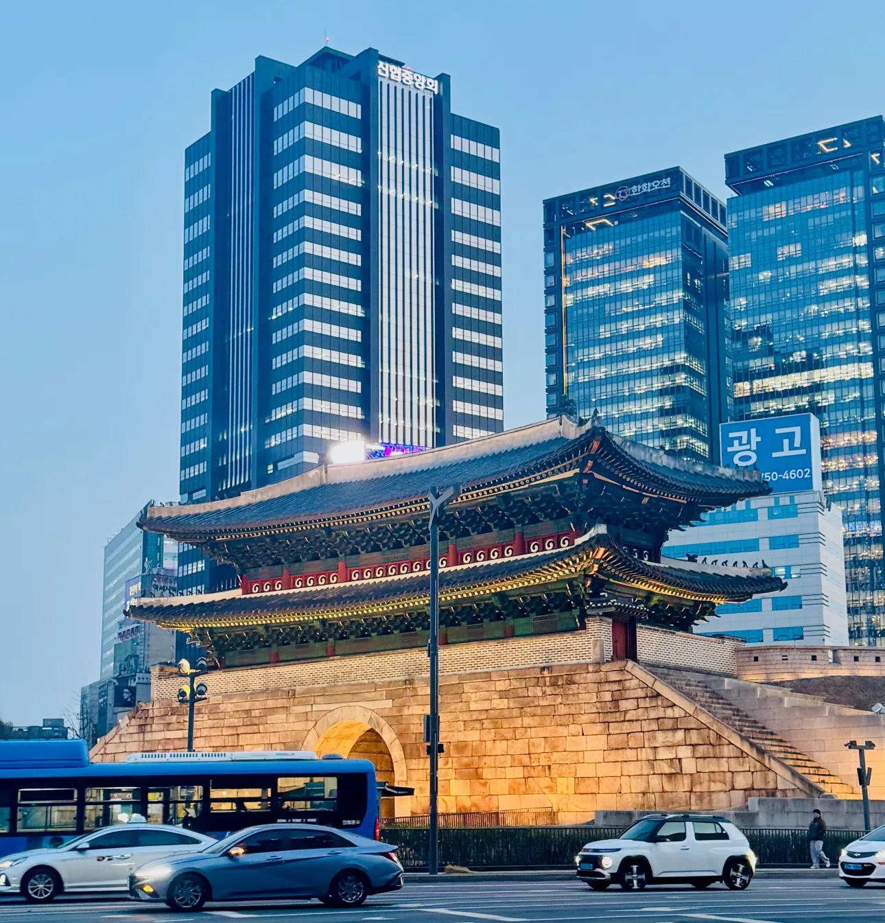 Seoul palace agains modern architectural buildings